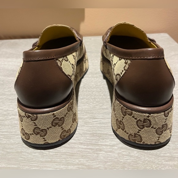 Gucci's signature GG canvas loafers with a platform sole & leather trim. - Picture 4 of 8